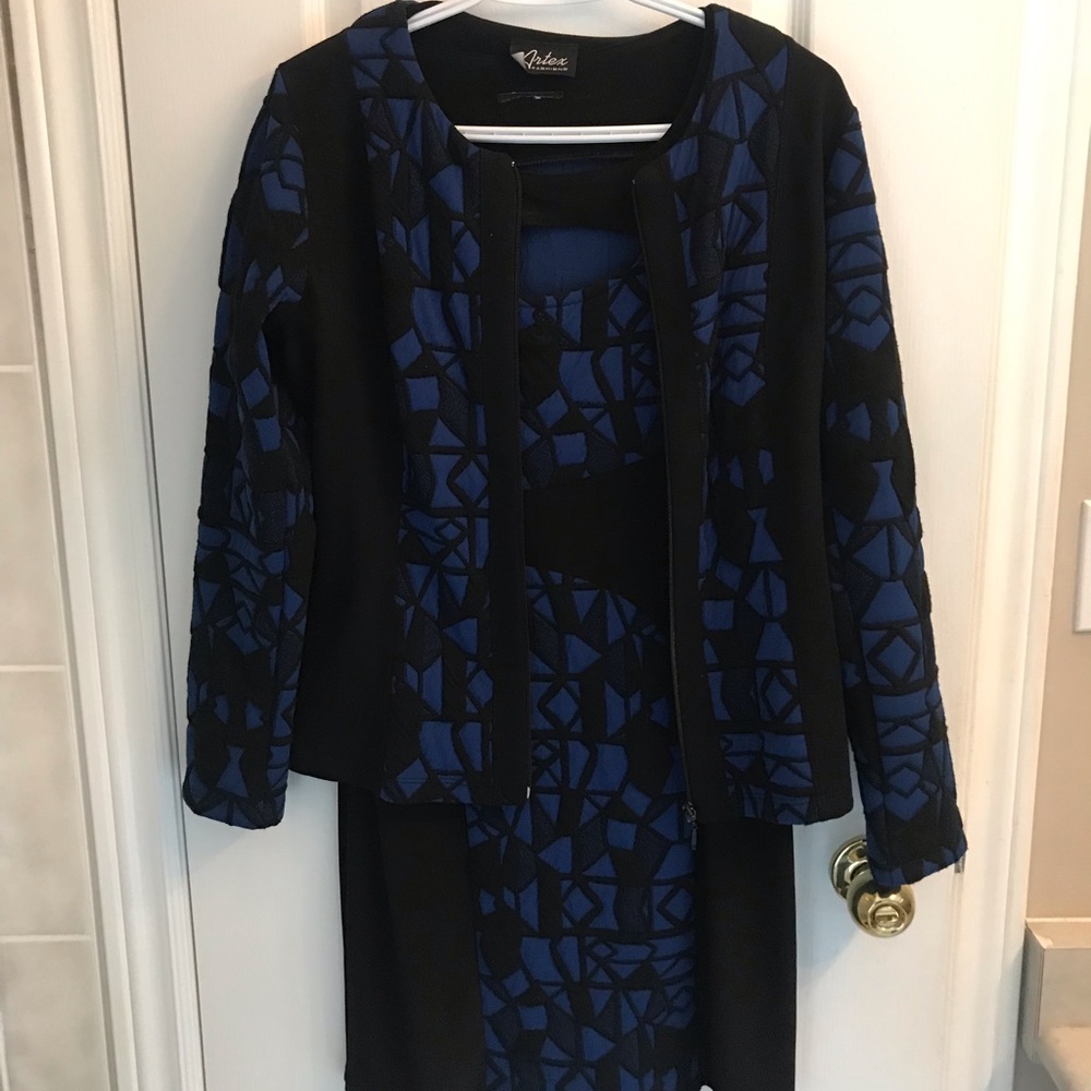 Elegant dress comes with a chic blazer like zip up jacket.